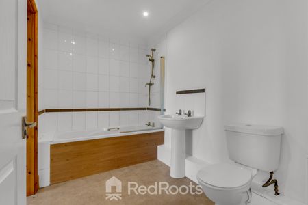 2 bed flat to rent in Barnsley Road, South Elmsall, Pontefract, West Yorkshire, WF9 - Photo 3