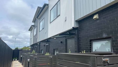 Near New 2 Bed 2 bath Townhouse in Pakuranga - Photo 3