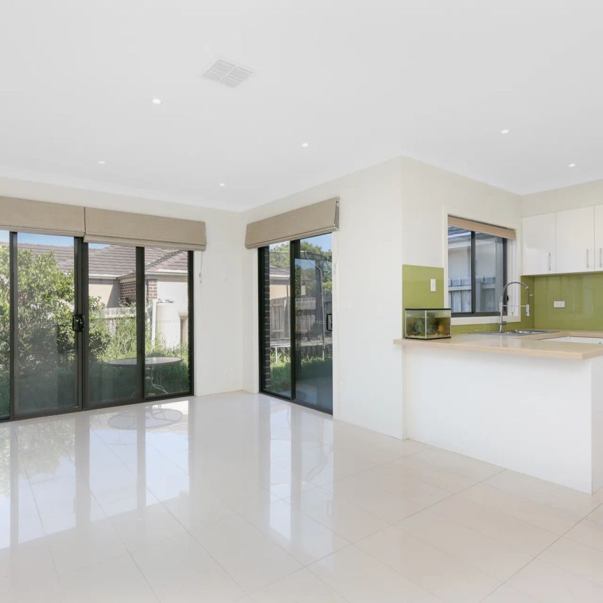 Modern Mentone Living – Stylish 3-Bedroom Townhouse at 5B Avenza Street - Photo 1