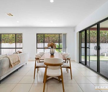 Charming Four Bedroom House In Prime Location - Photo 2