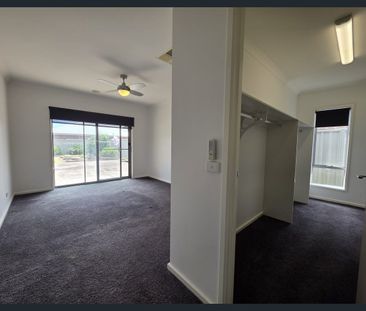 5 Bedroom PLUS Study & 2 Living areas! - Photo 4