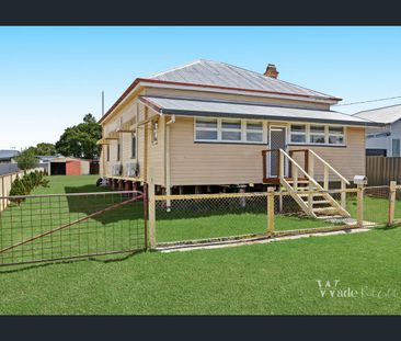 Charming & Fully Renovated Family Home – Spacious Yard & Modern Com... - Photo 5