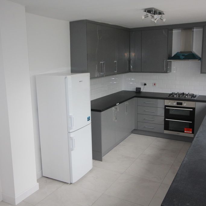 Uxbridge Road, Feltham - Photo 1