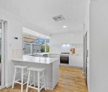 Coastal Luxury in a Quiet Cul-de-Sac - Direct Walkway Access to the... - Photo 5