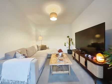 3 bedroom Semi-Detached House to let - Photo 2