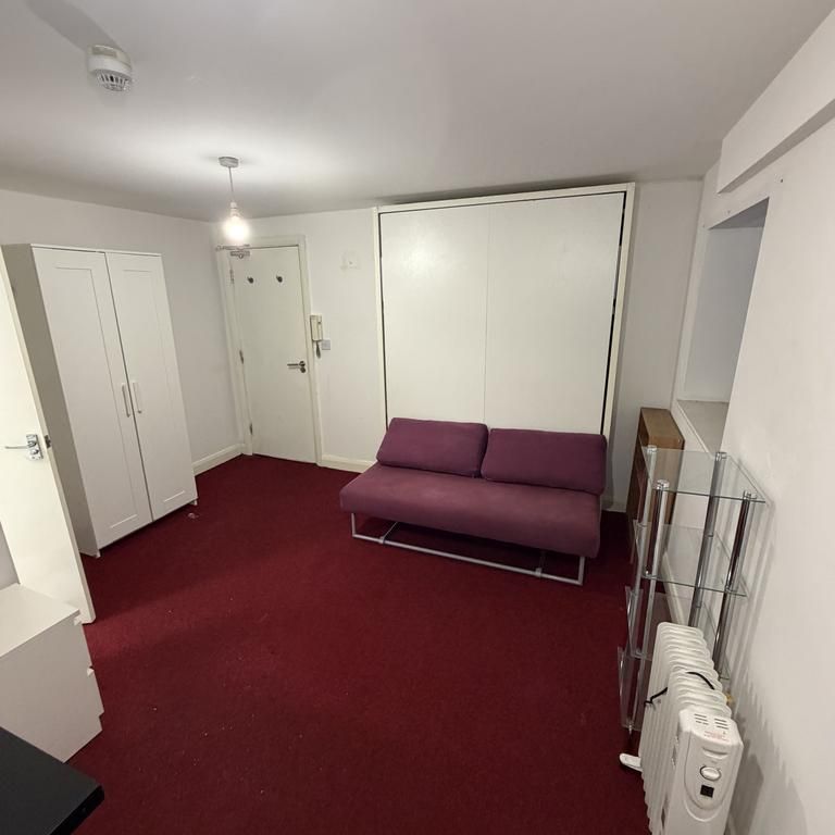 Studio to rent - Photo 1