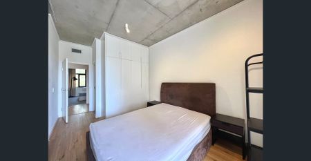 Contemporary living and convenience in acclaimed complex - Photo 4