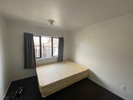 This tidy two-bedroom unit is situated in a convenient location, with close proximity to the hospital, Hamilton Lake, and the Hamilton CBD. - Photo 1