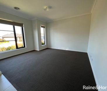 "MODERN 4 BEDROOM HOME WITH SOLAR PANELS" - Photo 1