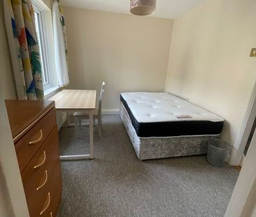 Room in a Shared House, Keats Close, SE1 - Photo 5