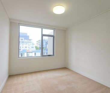 Stylish & Convenient Spacious two bedroom apartment - Photo 3