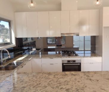 Walk To All Local Amenities - Stunning Two Bedroom Apartment - Photo 6