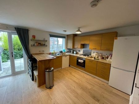 6 Bed Terraced House, Great Copsie Way, BS16 - Photo 2