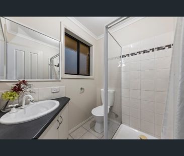 Spacious Family Living in a Prime Pakenham Hills Location - Photo 6