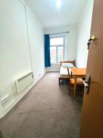 4 bedroom flat to rent - Photo 4