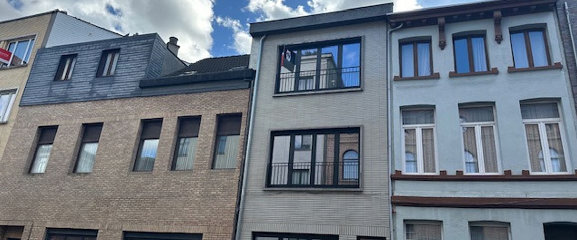 Prachtig volledig gerenoveerd energiezuinig gelijkvloers 1 slaapkamer appartement . - Foto 1