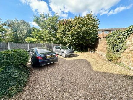 Leacroft, Staines-upon-thames, TW18 - Photo 4