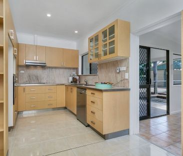 LARGE FAMILY HOME IN SOUGHT AFTER LOCATION! - Photo 5
