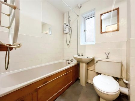 Staines-upon-Thames, Surrey, TW19 6BX - Photo 5