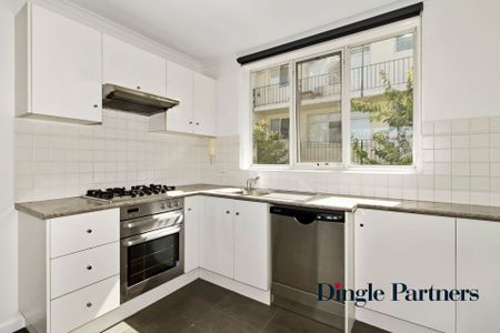 Light-Filled Apartment in Prime South Yarra Location - Photo 4
