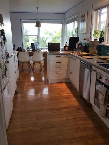 Magical Melton - big bathroom & massive yard - Photo 2