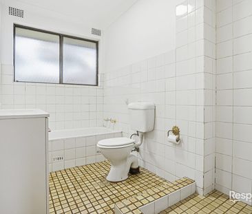 Top floor unit close to hospital and transport, new flooring and fr... - Photo 2