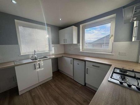 West Croft, Wyke, Bradford, BD12 - Photo 4