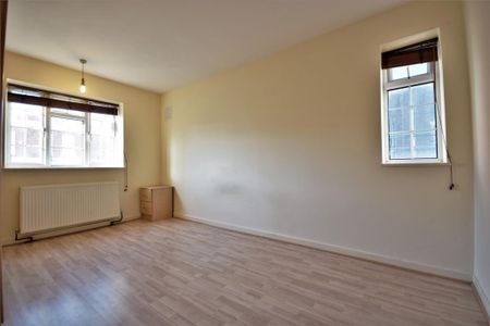 3 bedroom flat to rent - Photo 4
