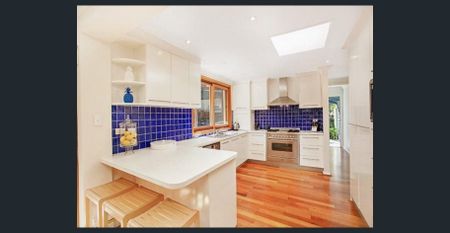 Light filled, private family oasis - Photo 3