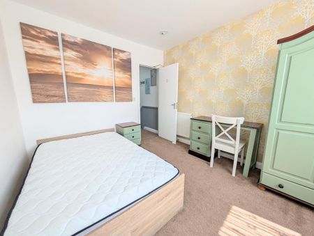 1 bedroom in a house share to rent - Photo 2
