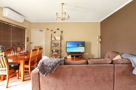 Cosy, Lovely Partly-Furnished Unit! - Photo 4