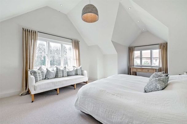 Stunning six bedroom home with separate annex, gym and swimming pool - Photo 1