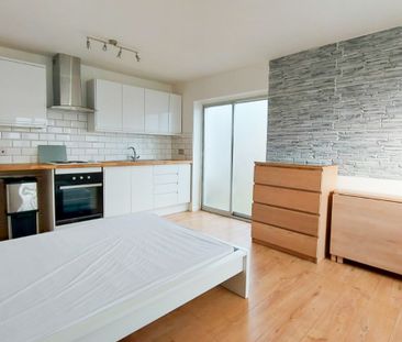 studio to rent Sandringham Road, Pilgrims Hatch, Brentwood, Essex, ... - Photo 1