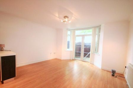 2 bedroom ground floor flat to rent - Photo 2