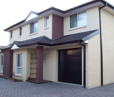 Modern Three Bedroom Townhouse - Photo 3