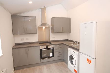 214 Wash Lane, Bury, Greater Manchester, BL9 7DR - Photo 2