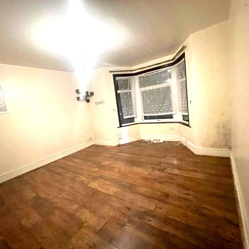 two bedroom first floor flat close to seven king station - £1900 - Photo 1