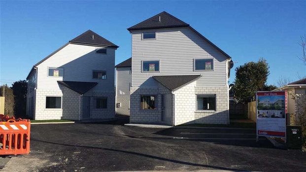 Convenient Studio Apartments Available Now! - Photo 1