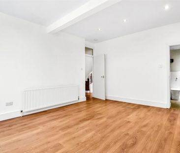 4 bedroom Flat To Let - Photo 1