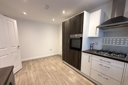 4 bedroom semi-detached house to rent - Photo 3