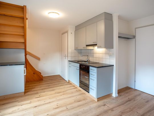 Erstvermietung nach Renovation: Kompakte Maisonette-Wohnung mit Balkon - Photo 1