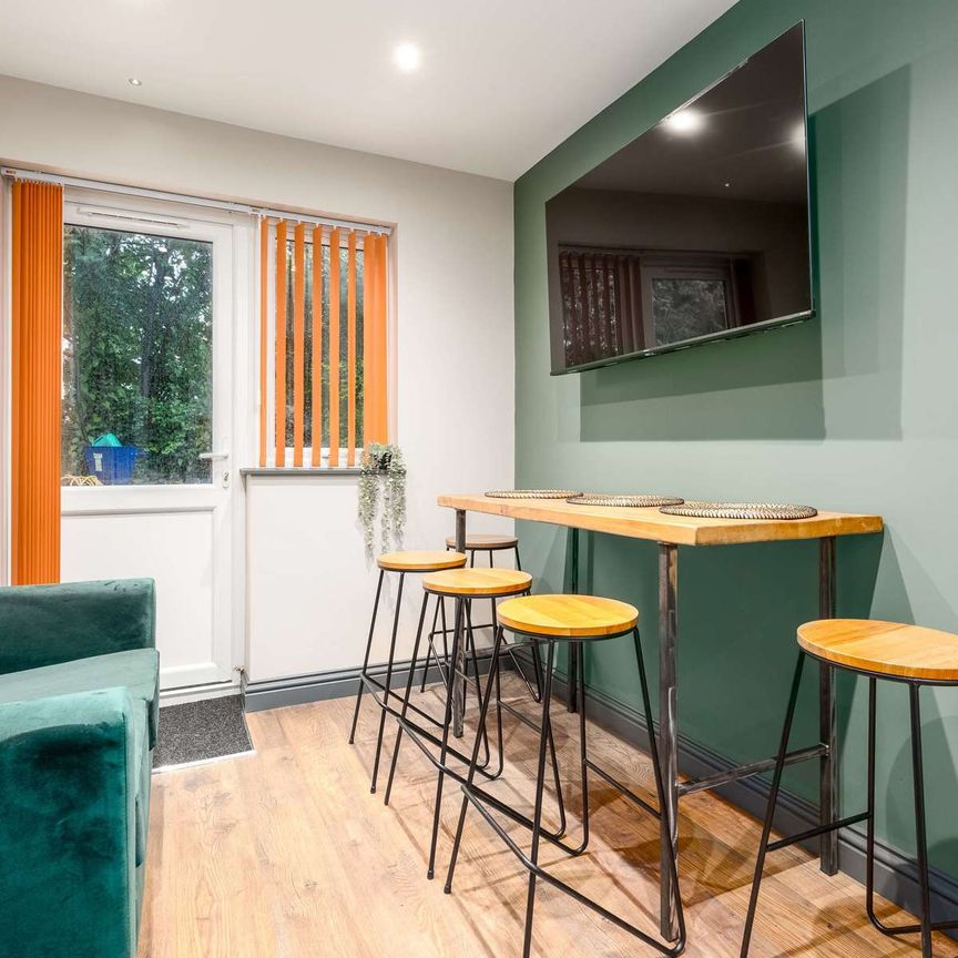 OX Living is proud to present this high-quality 7-bedroom co-living property, perfect for working professionals looking for stylish, stress-free living. Room 5 - Photo 1