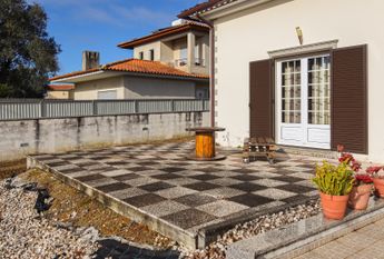 Floor of 2 bedroom villa, partially furnished and semi equipped in Requeixo!