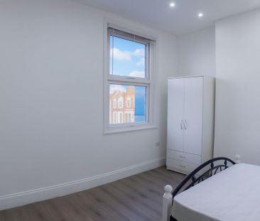 3 bedroom flat to rent - Photo 3