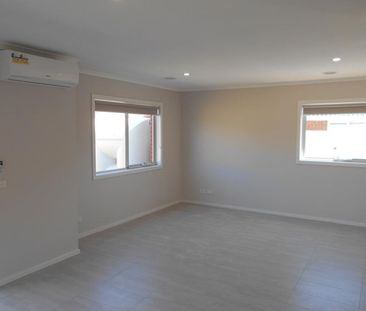 STUNNING TOWNHOUSE (Only 2 on the block!) - INCLUDING GARDENING! - Photo 2