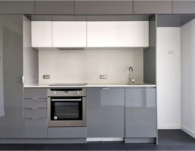 City luxury vibe – 2-bedroom 1-bathroom apartment high in Prima Pearl - Photo 1