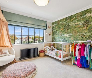 A stylishly designed five bedroom family home - Photo 4