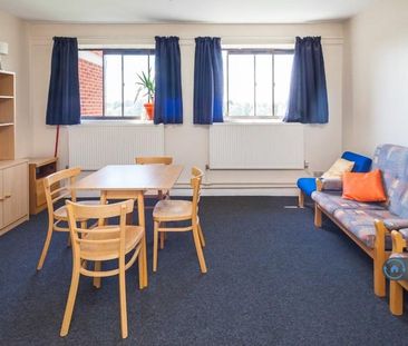1 bedroom in a flat share to rent - Photo 2
