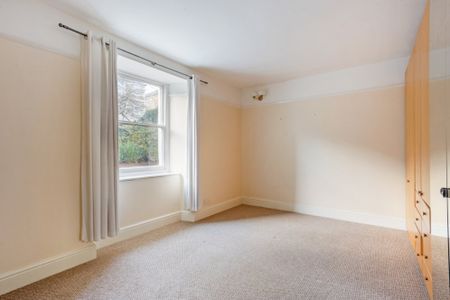 3 bedroom flat to rent - Photo 4