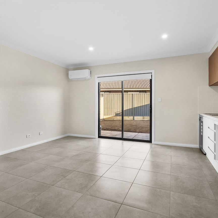 Century 21 &vert; the Paramount Group &ast;Granny Flat&ast; - Photo 1